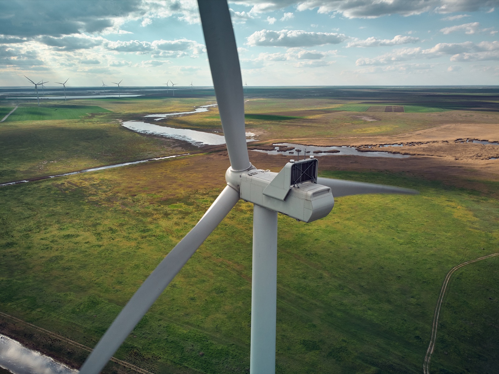Wind power turbines with nacelle heat exchanger and gearbox cooling systems
