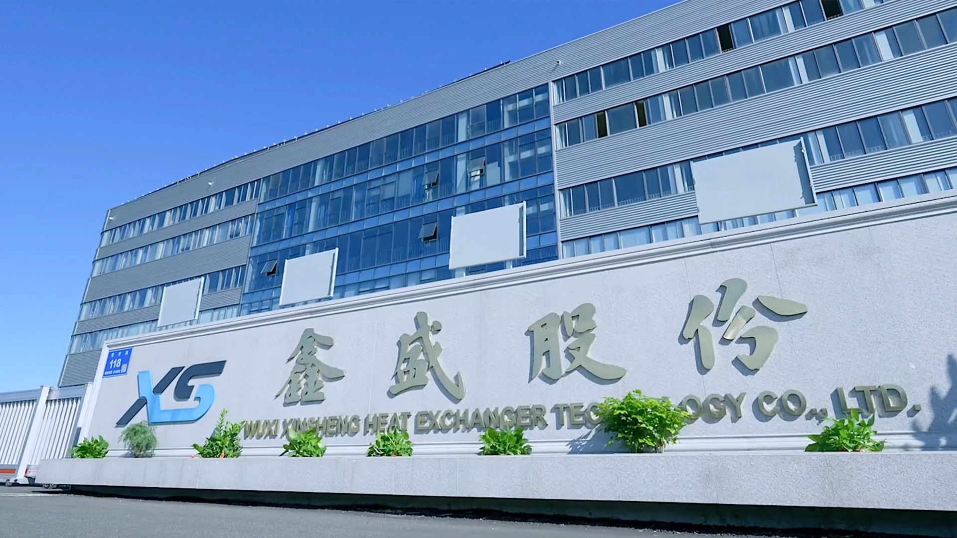 Heavy-duty equipment thermal management with bar-and-plate heat exchanger cooling systems